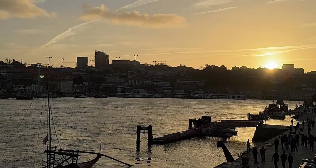Rio Douro ao entardecer, com barco rabelo e a Ribeira do Porto